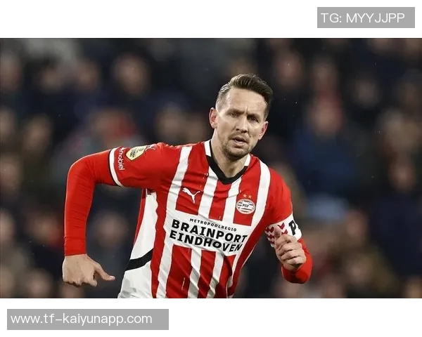 埃因霍温宣布卢克德容告别仪式球员荣登星光大道荣耀时刻